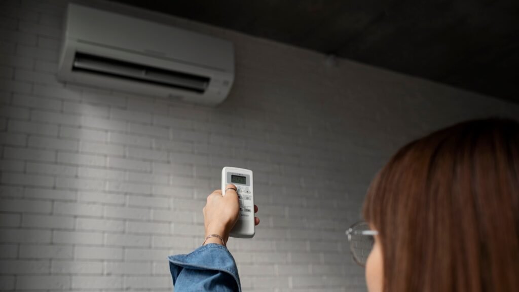 Sleeping with the AC On? Experts Suggest Placing Water Bowl in Room
