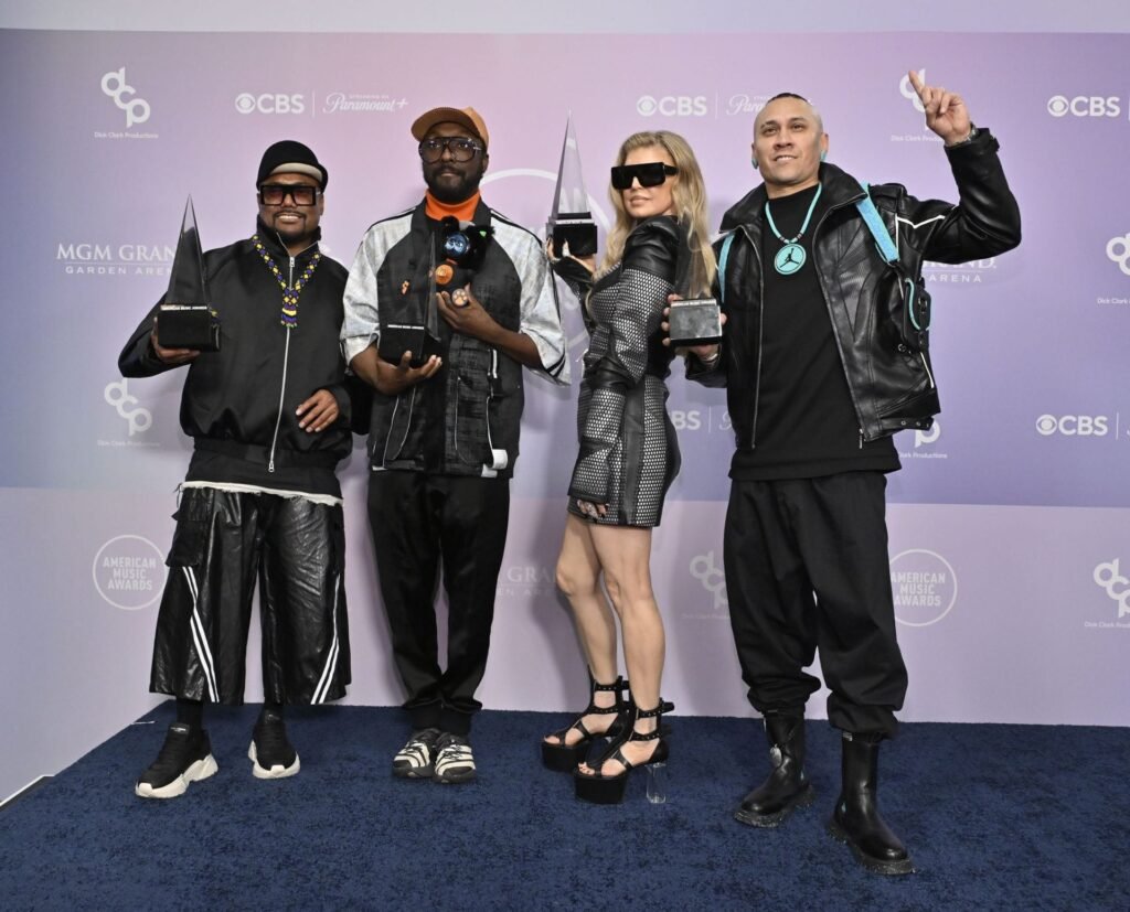 Who replaced Fergie in the Black Eyed Peas? Singer reunites with her old band at the AMAs
