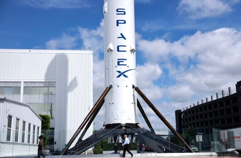 SpaceX just won a $2 billion contract to make satellites for the Space Force