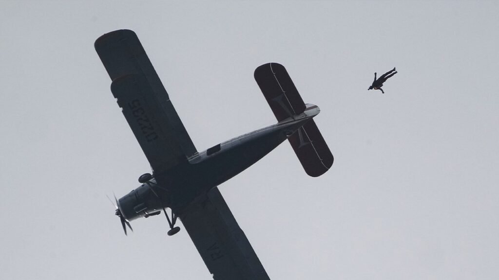 Skydiver killed in midair collision during group jump in Washington state