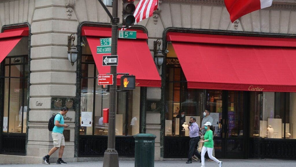 Woman dies after falling into uncovered manhole in Midtown Manhattan