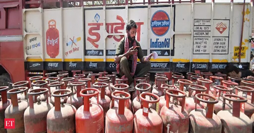 OMCs losing nearly ₹700 per domestic LPG cylinder despite price hike: Govt