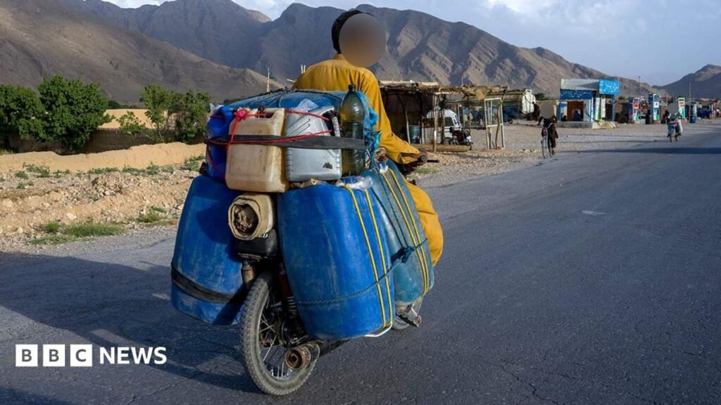 The bikers battling extreme heat and armed conflict to smuggle Iranian fuel to Pakistan