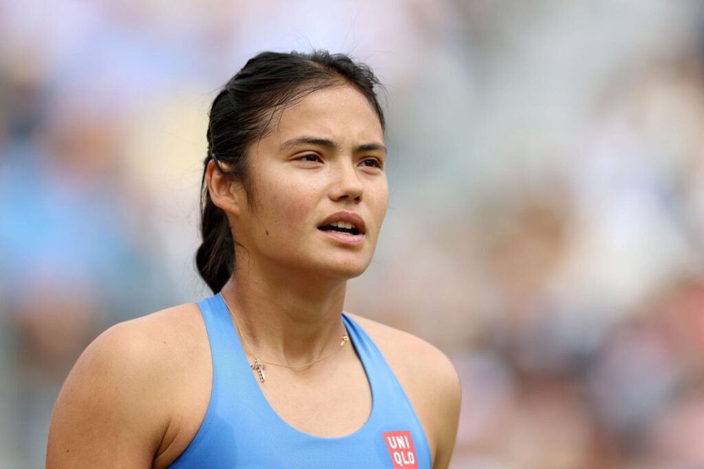 “Blames everyone but herself” – Emma Raducanu under fan scrutiny after allegedly yelling at coach in Queen’s Club final