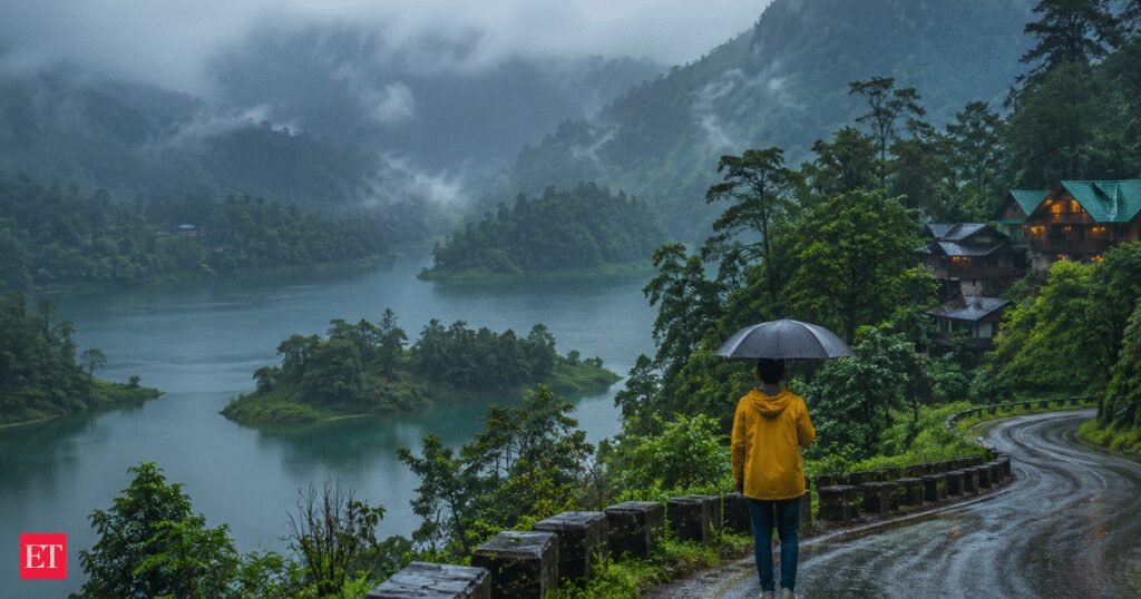 Gray skies put tourists under monsoon’s magic spell