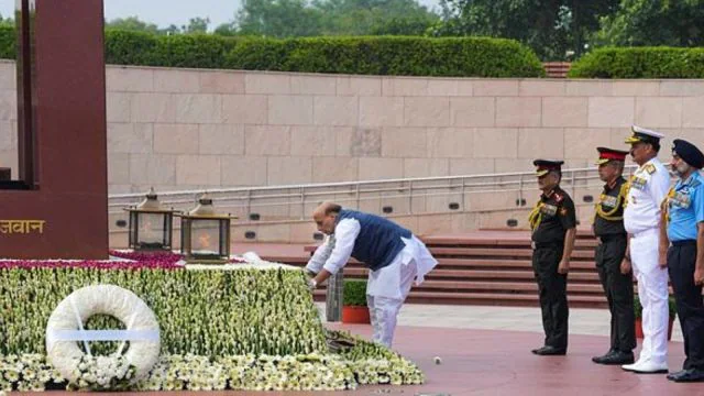Kargil Vijay Diwas: PM Modi, President Murmu, LoP pay tributes to 1999 war heroes | India News