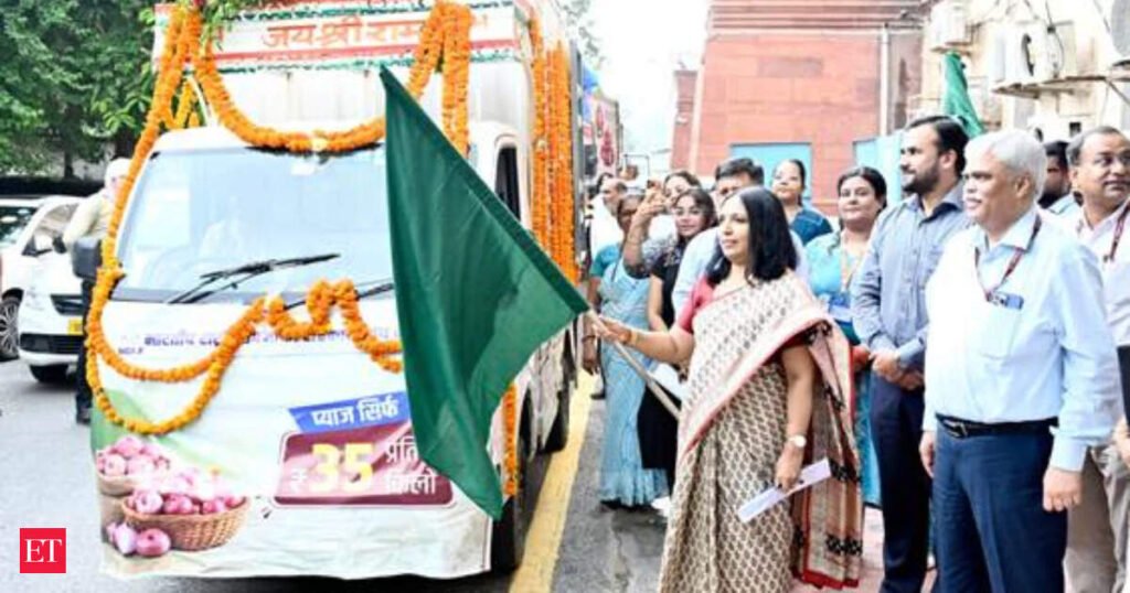 Govt flags off NCCF, NAFED vans to sell onions at Rs 35 per kg