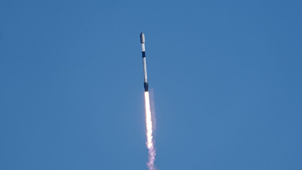 SpaceX launches 24 Starlink satellites to orbit from California (video)