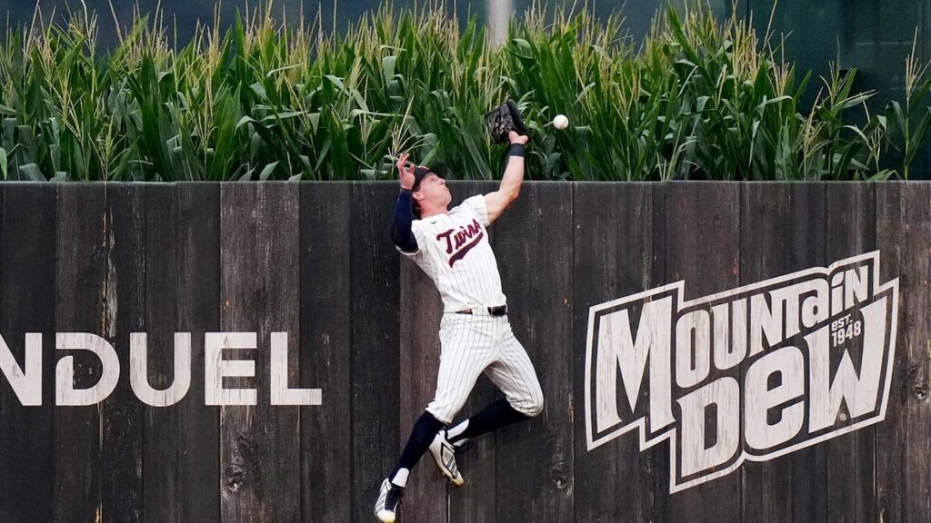 Kyle Schwarber launches two homers into the corn after MLB’s incredible HoF tribute at Field of Dreams game