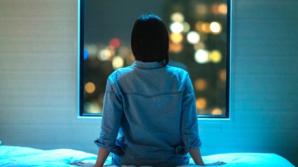 Neighborhood safety and greenery linked to longer sleep, study finds